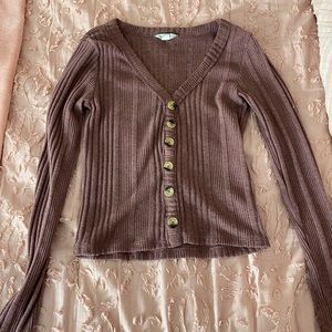 Long sleeve ribbed v-neck shirt button down